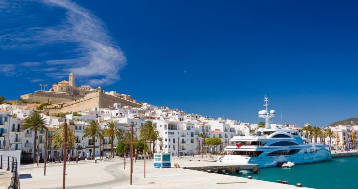 Estate low cost ad Ibiza: volo a/r + 7 notti in ottima struttura centrale, a partire da  euro 464 a persona !